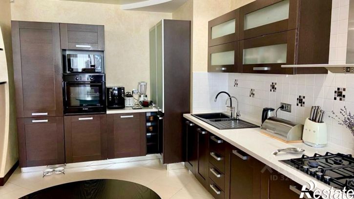 4-комн квартира улица Зайнаб Биишевой, 7/1,  д. 7/1