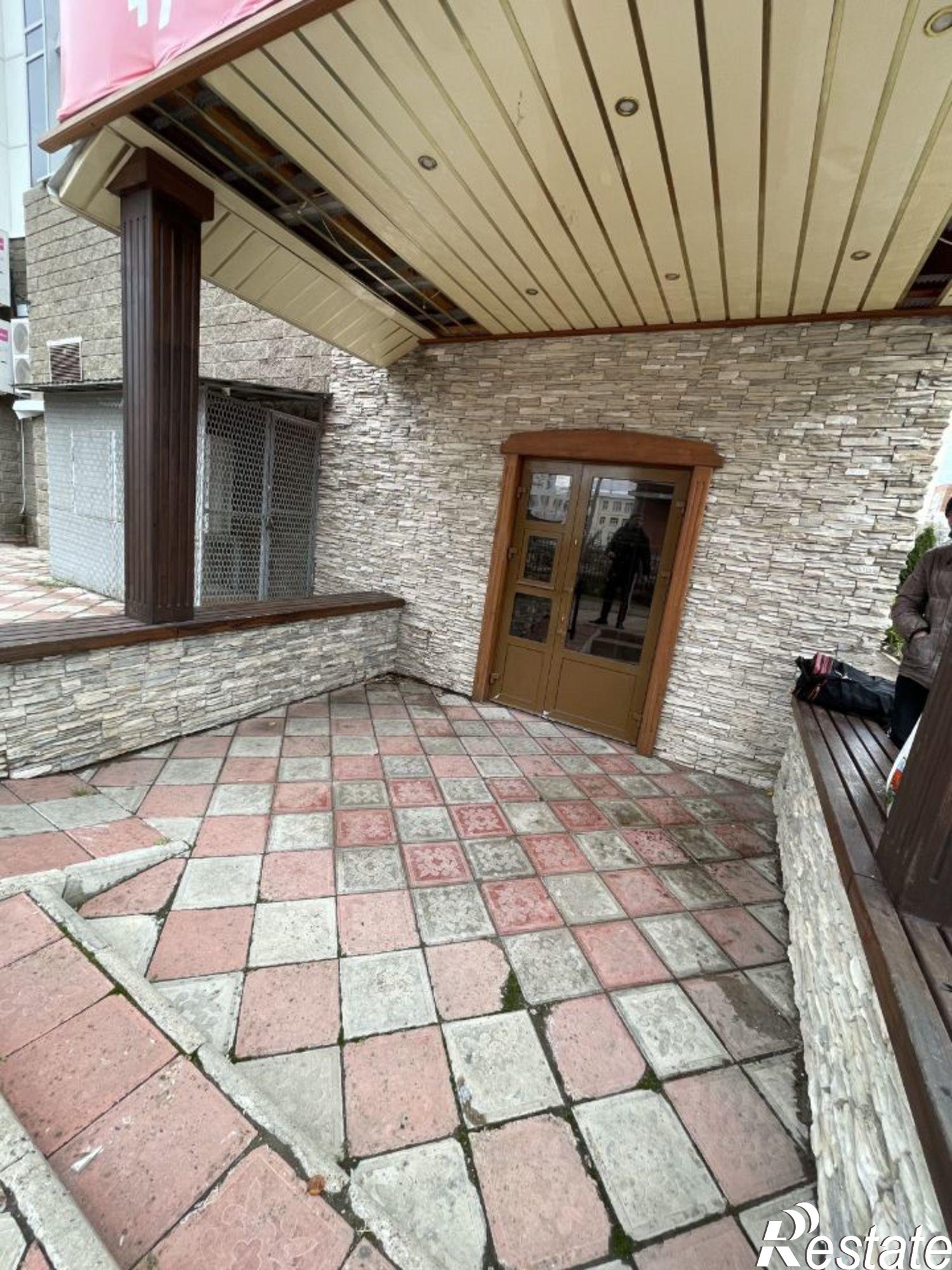 Купить помещение свободного назначения за 31 000 100 рублей на Революционная улица, 72