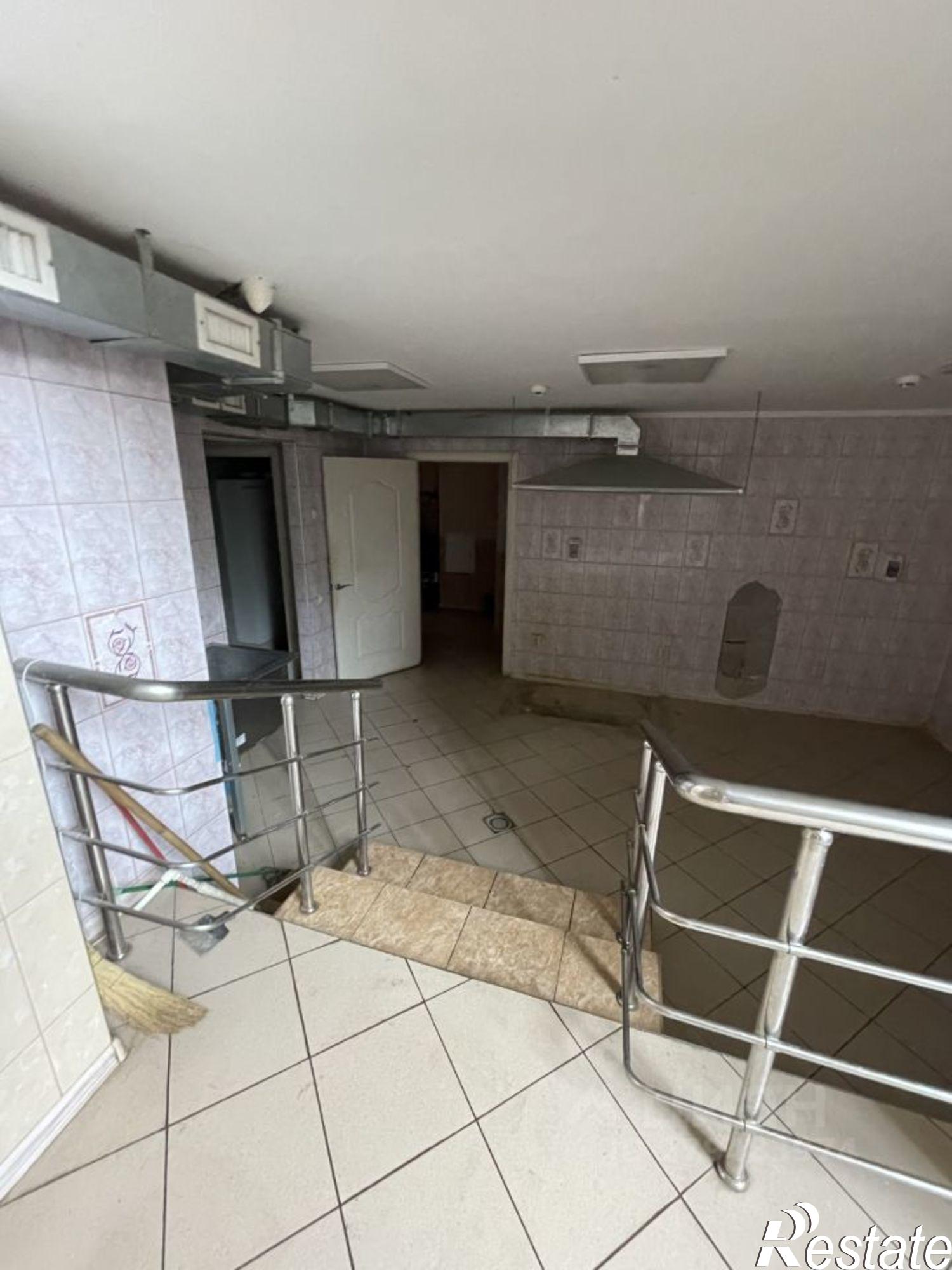 Купить помещение свободного назначения за 31 000 100 рублей на Революционная улица, 72