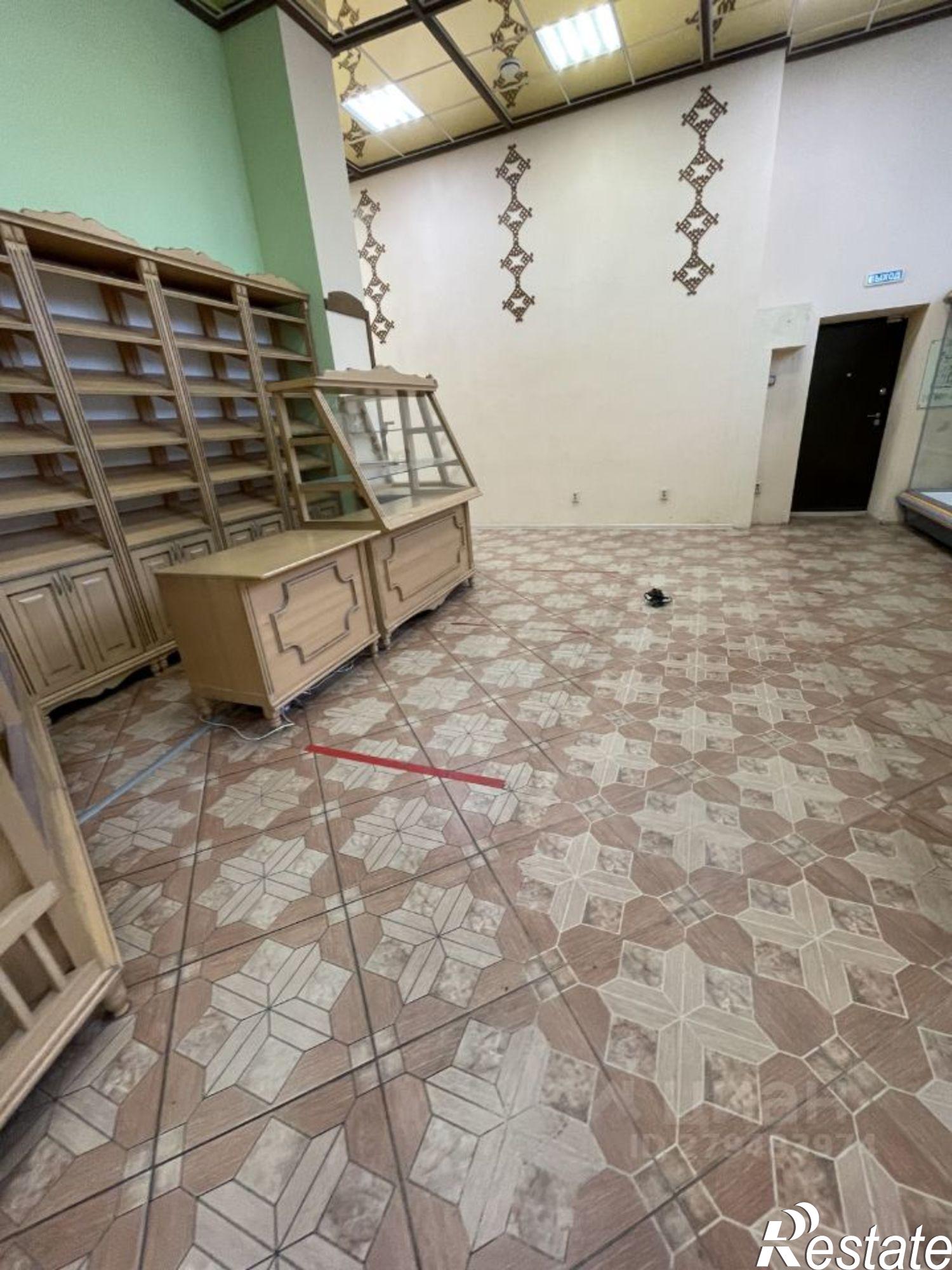 Купить помещение свободного назначения за 31 000 100 рублей на Революционная улица, 72