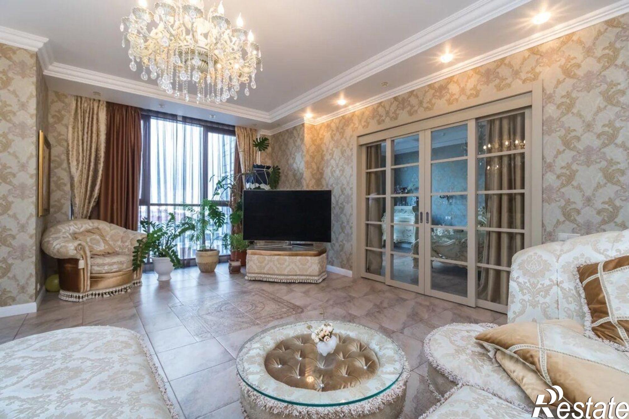 Сдать квартиру за 110 000 рублей на Верхнеторговая площадь, 4