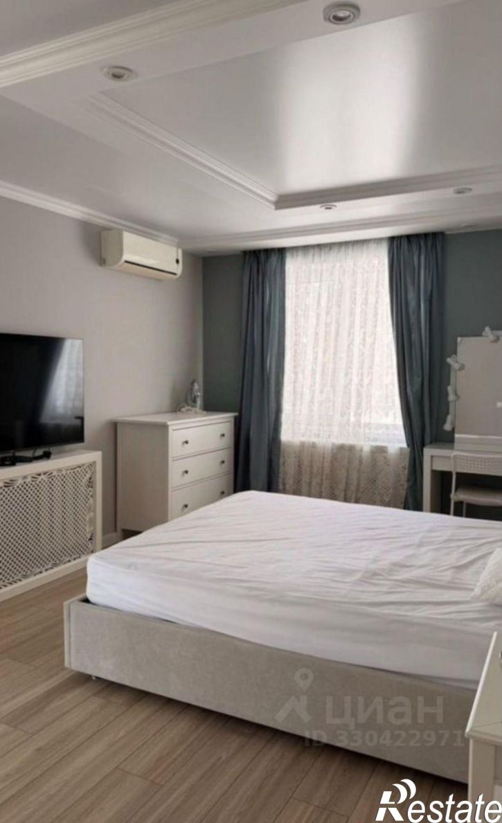 3-комн квартира Революционная улица, 70/1,  д. 70/1