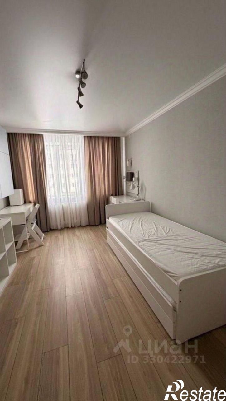 3-комн квартира Революционная улица, 70/1,  д. 70/1