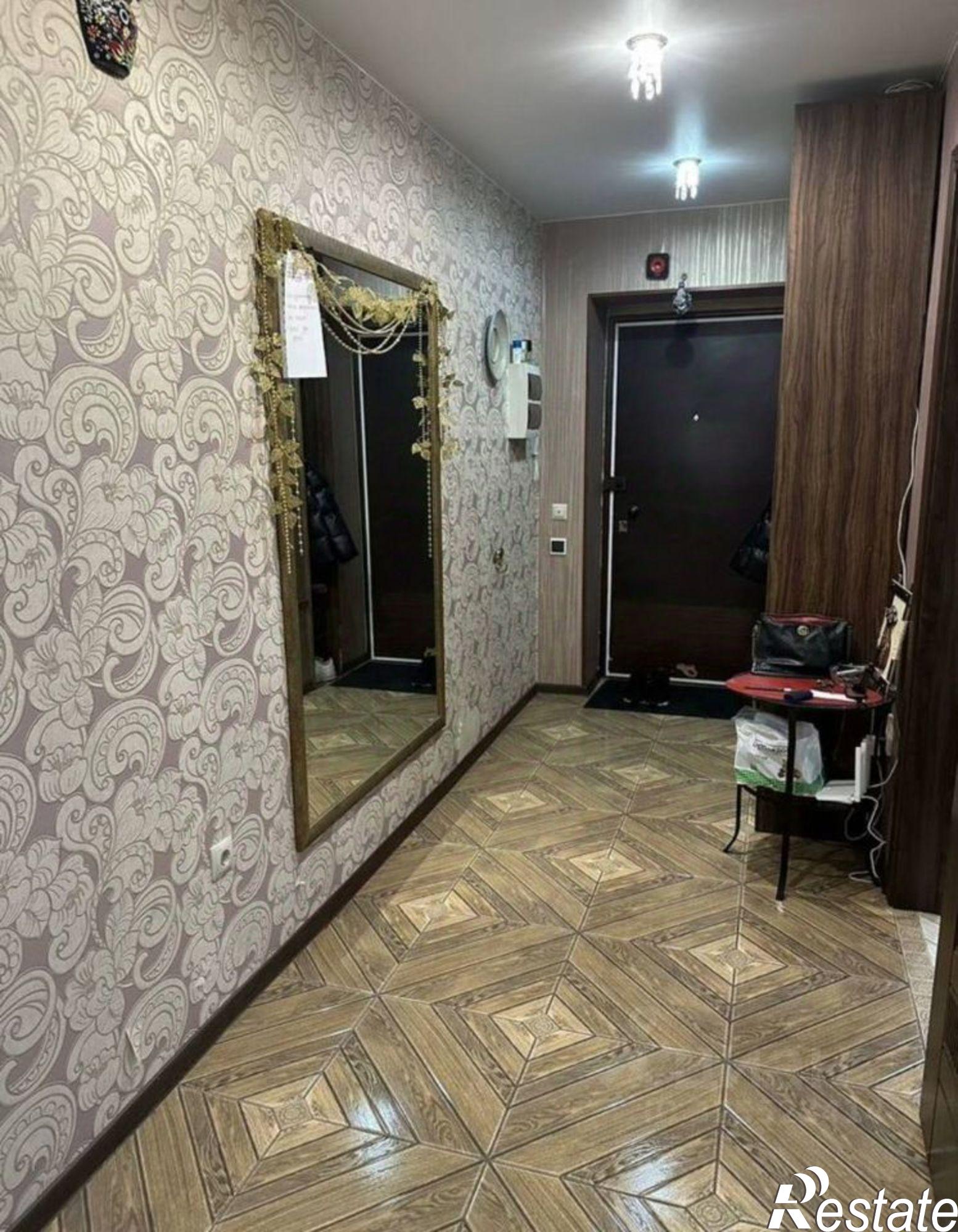 Купить квартиру за 10 000 000 рублей на ул Комарова, 8